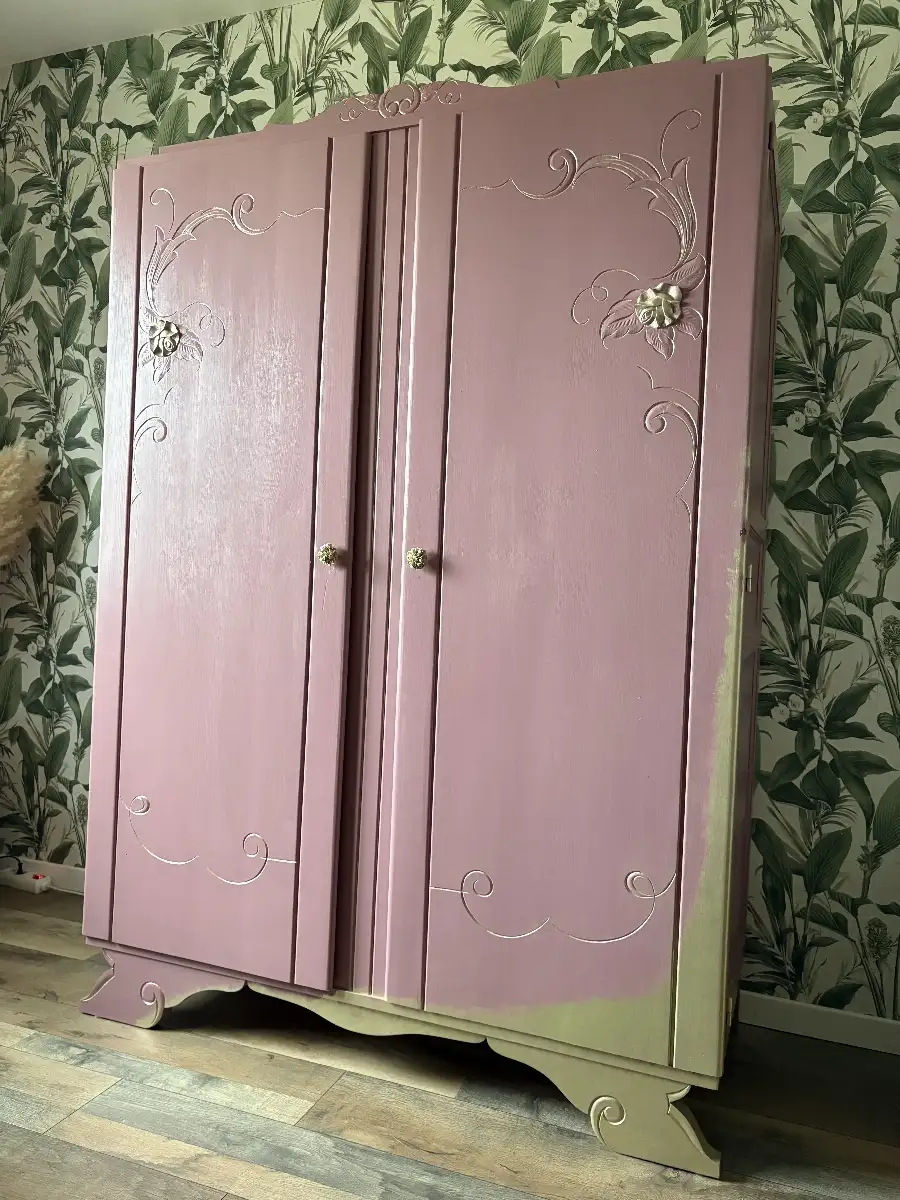 Armoire rose