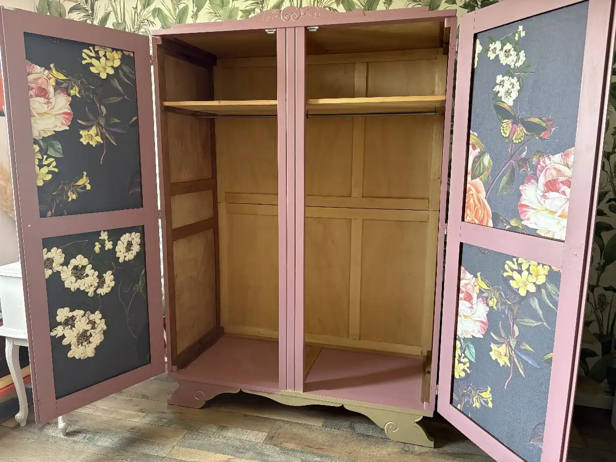 Armoire rose